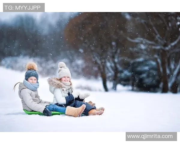 足球明星在雪地中尽情玩耍的视频素材展现冬季运动的魅力与乐趣